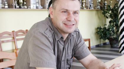 Teisėjas keikūnus auklėja raudona kortele