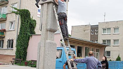 Laikrodį remontavo seniūnijos darbuotojai