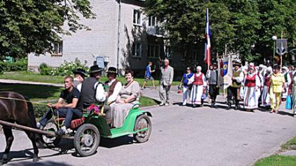 Folkloro kolektyvai vėl sugrįžo į Komaro dvarą