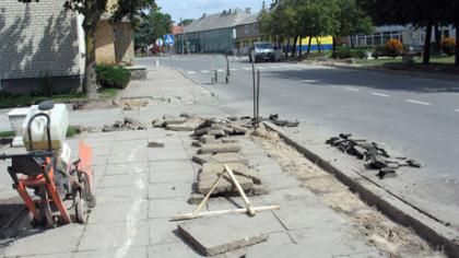 Linkuvos centrinėje aikštėje klojami nauji šaligatviai