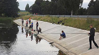 Lietų baidė linksmybėmis