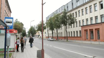 Kodėl prie poliklinikos nėra autobusų stotelės?