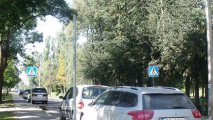 Sto­vin­tys au­to­mo­bi­liai už­kem­ša gat­vę