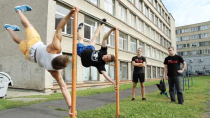 Gatvės gimnastai siūlo gyventi aktyviai