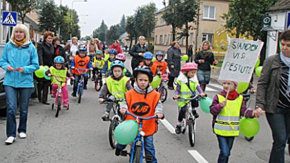Vaikai ragino atsisakyti automobilių