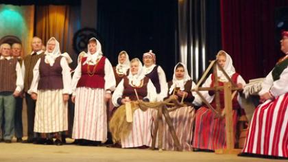 Ansamblis dainuoja žemaičių dainas