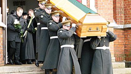 Signataras atgulė prie paminklo Tautos kančiai atminti