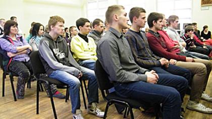 Jauniesiems šauliams ministras dovanų atvežė uniformų