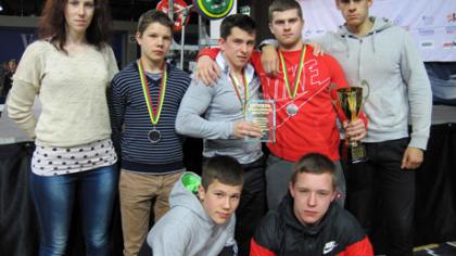 Antri – šalies moksleivių štangos spaudimo čempionate