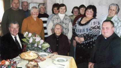 Pašalpas dalinti padeda ir klebonas