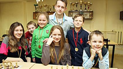 Jaunieji šachmatininkai žaidė pergalingai