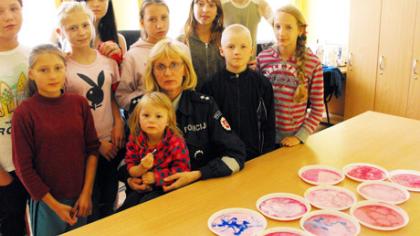 Saugios vasaros svajonės atsiskleidė piešiniuose ant pieno