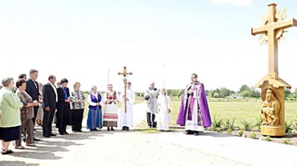 Žagarės šventėje pašventintas koplytstulpis