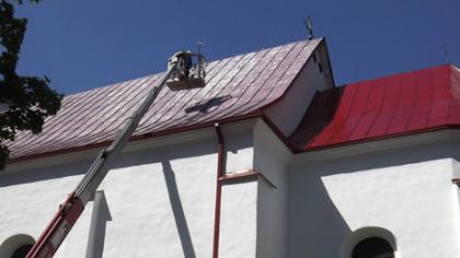 Perdažomas Žagarės bažnyčios stogas