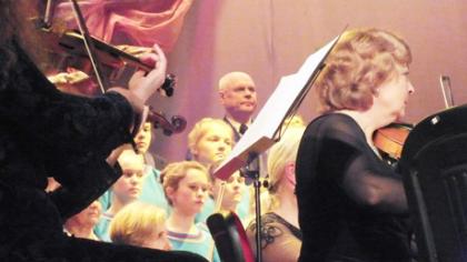 Profesionalų orkestre – moksleivių pasirodymas
