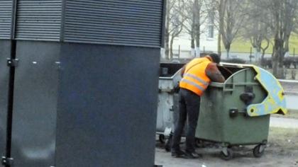 Atliekoms – pirmieji pusiau požeminiai konteineriai