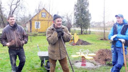 Stačiūniečiai kuria poilsio ir žaidimų parkelį