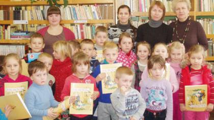 Darželinukai svečiavosi mokyklos bibliotekoje