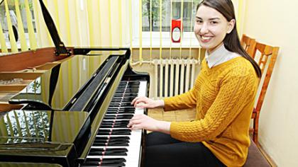 Pianistė groja ir naktimis
