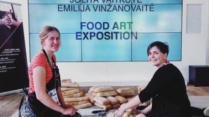 Maisto menininkė į parodą vežėsi 100 kg duonos