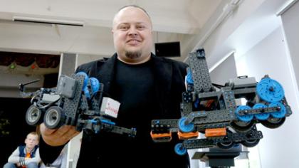 Slaptas ginklas – robotas „monstras“